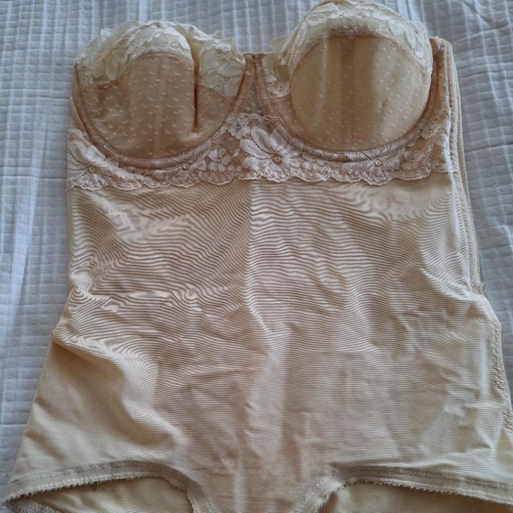 Elegant Lace Bodysuit in Cream